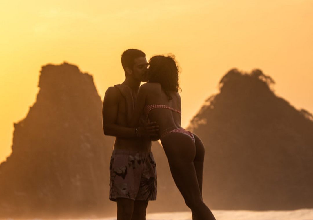 ?‍❤️‍?‍? Através de beijão, Bruna Marquezine assume namoro com Enzo Celulari