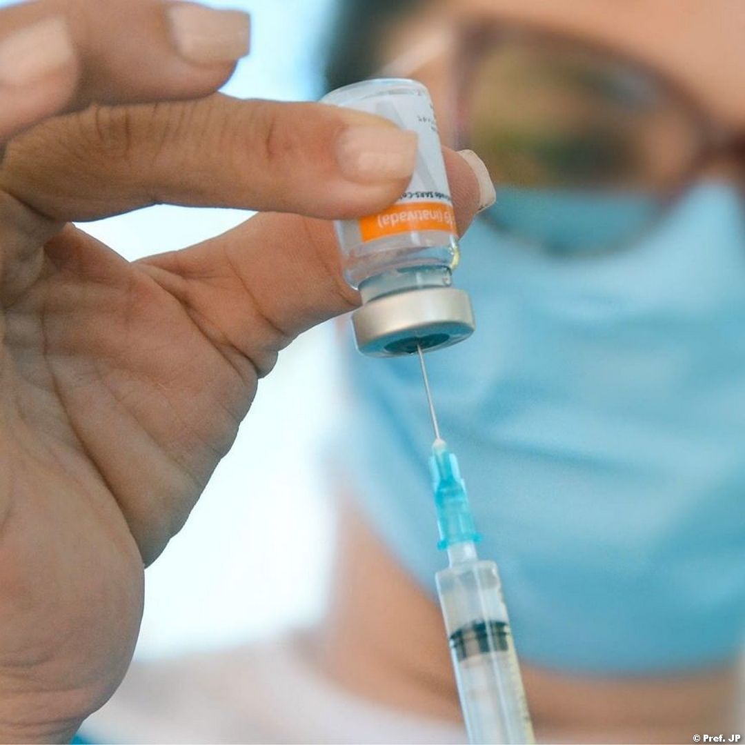 ? Cajazeiras vacina mais de mil pessoas contra Covid-19 apenas neste sábado