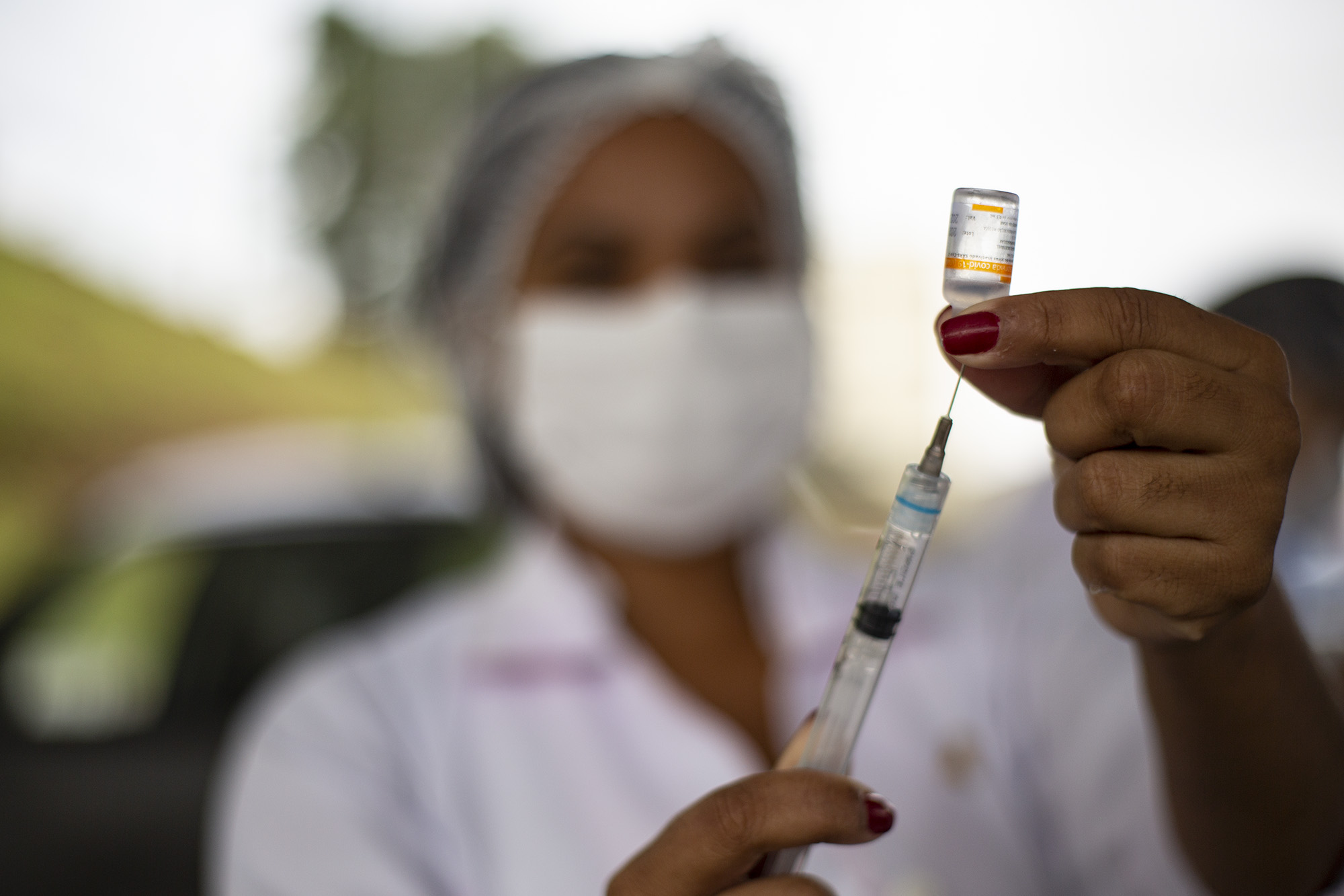 ? Vacinas são eficazes contra variantes, mas imunização cai 17% no País