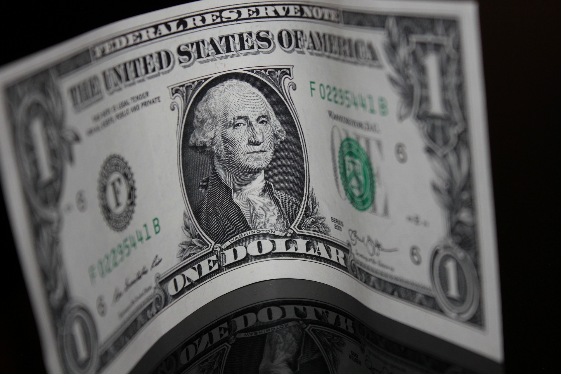 ? Dólar cai e fecha abaixo de R$ 5 pela primeira vez em mais de um ano