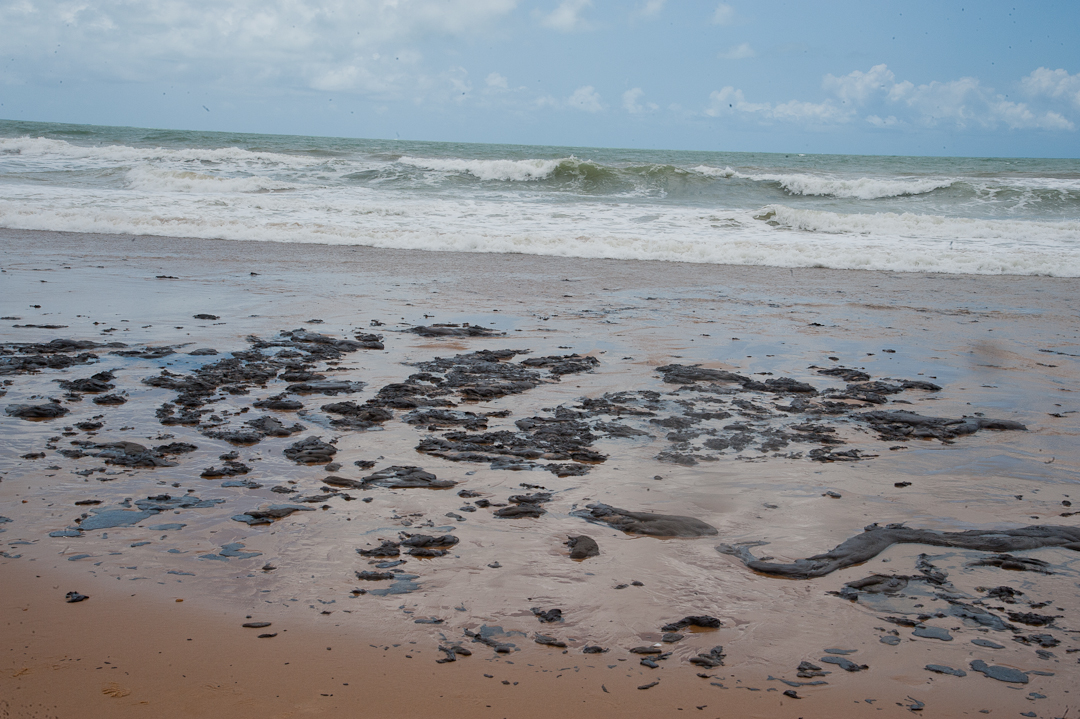 ? Responsável por manchas de óleo na Paraíba e estados do NE segue sem identificação