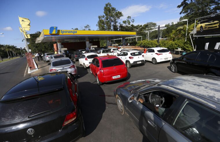 ⛽ Com gasolina a quase 8 reais, brasileiros fazem fila para abastecer na Argentina por R$ 3,10