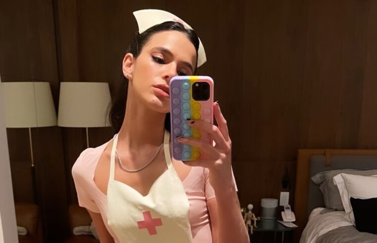 ?? Bruna Marquezine é criticada por conselho de enfermagem após fantasia