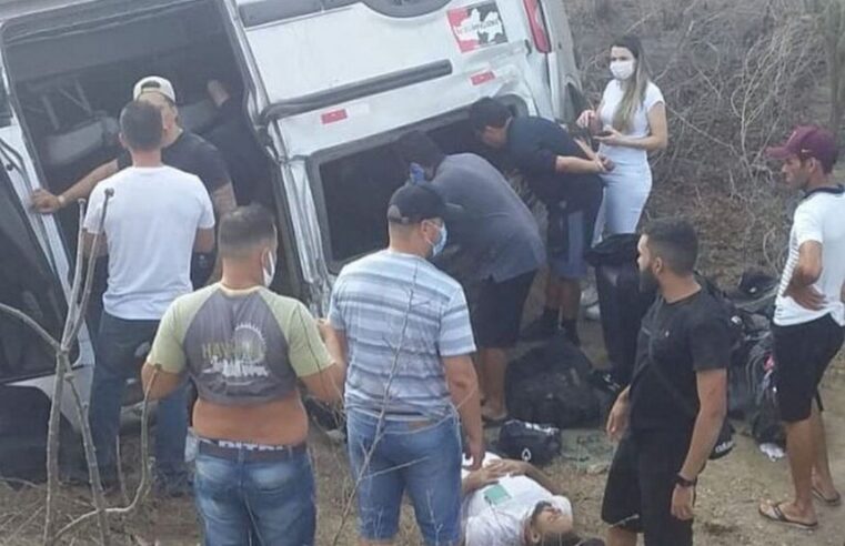 ?? VÍDEO: Van que transportava músicos de Gusttavo Lima capota em trecho da BR-230, na Paraíba