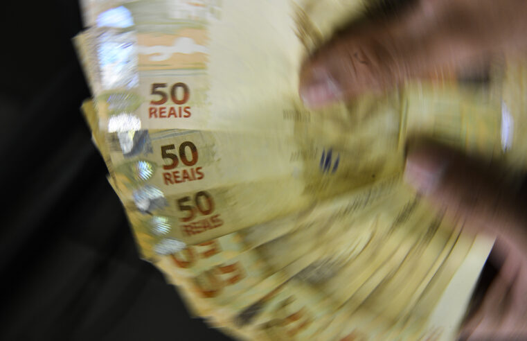 ? Salário mínimo ideal para o mês de Abril seria de R$ 6.754,33, segundo levantamento do Dieese