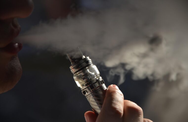🚬 Cigarros eletrônicos aumentam em 42% as chances de o usuário ter um infarto