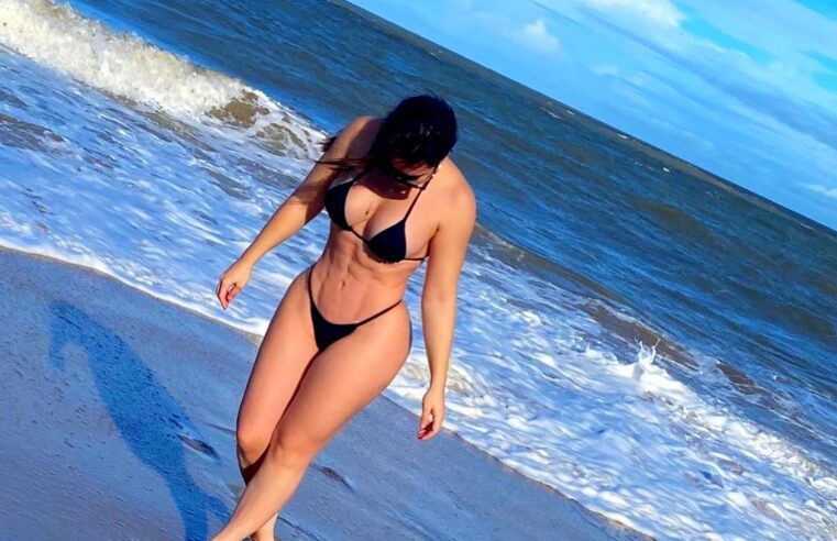 😍 Cantora Naiara Azevedo exibe barriga chapada em praia da Paraíba: ‘Folga’