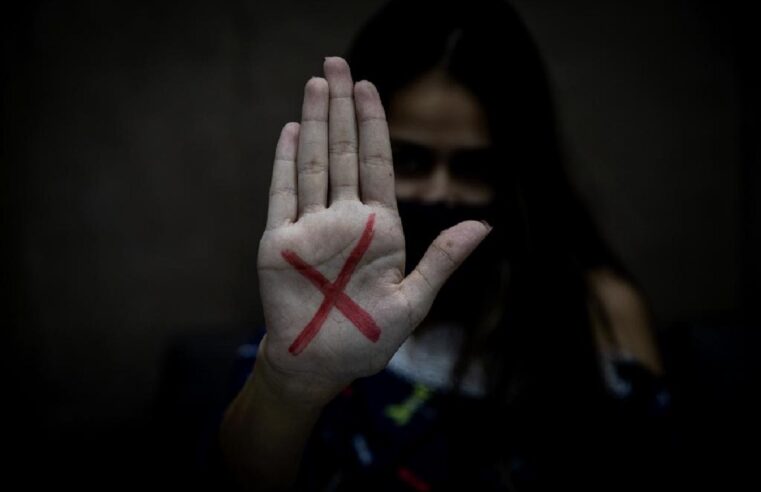 ✋ A cada minuto, oito mulheres sofrem algum tipo de violência no Brasil