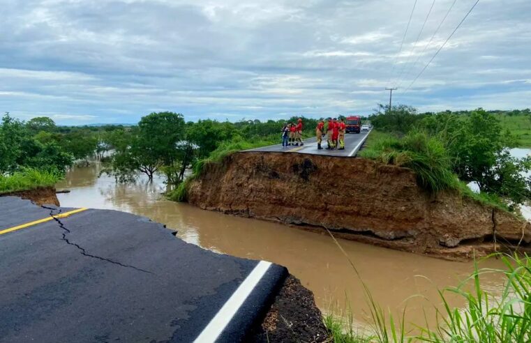🚒 Cratera em rodovia ‘engole’ 3 carros em Sergipe após fortes chuvas; uma pessoa morreu