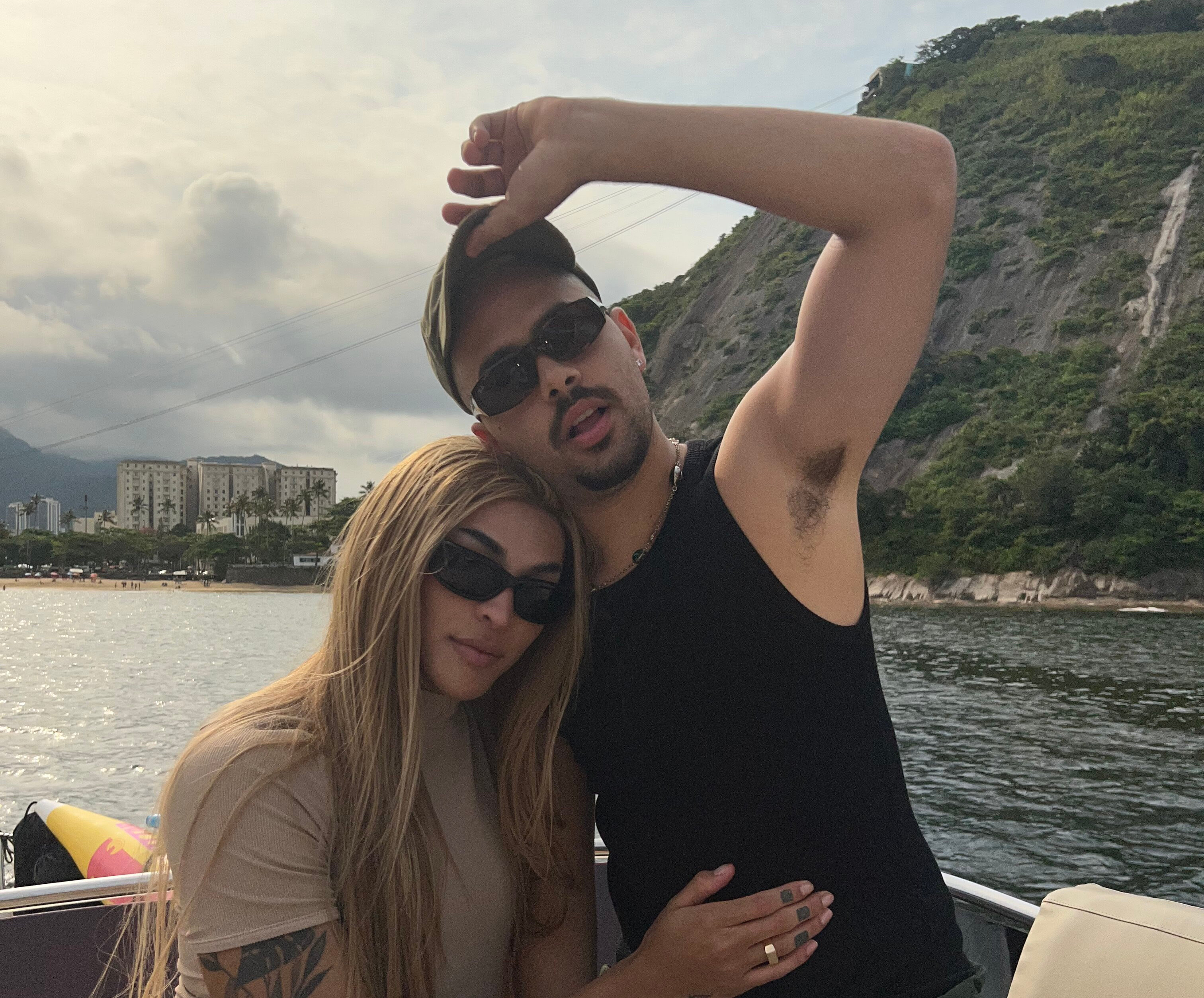 😍 Depois de beijo na TV e música nova, Pabllo Vittar e Pedro Sampaio curtem passeio de barco