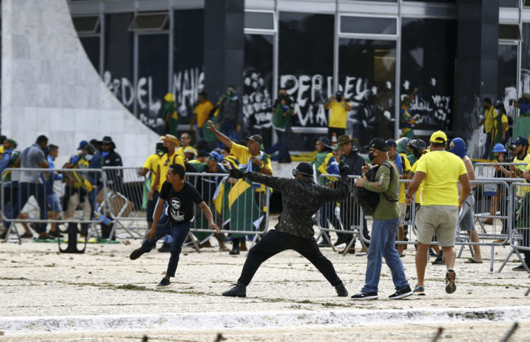 🚔 Confira as imagens: Terroristas bolsonaristas invadem Congresso, STF e Palácio do Planalto