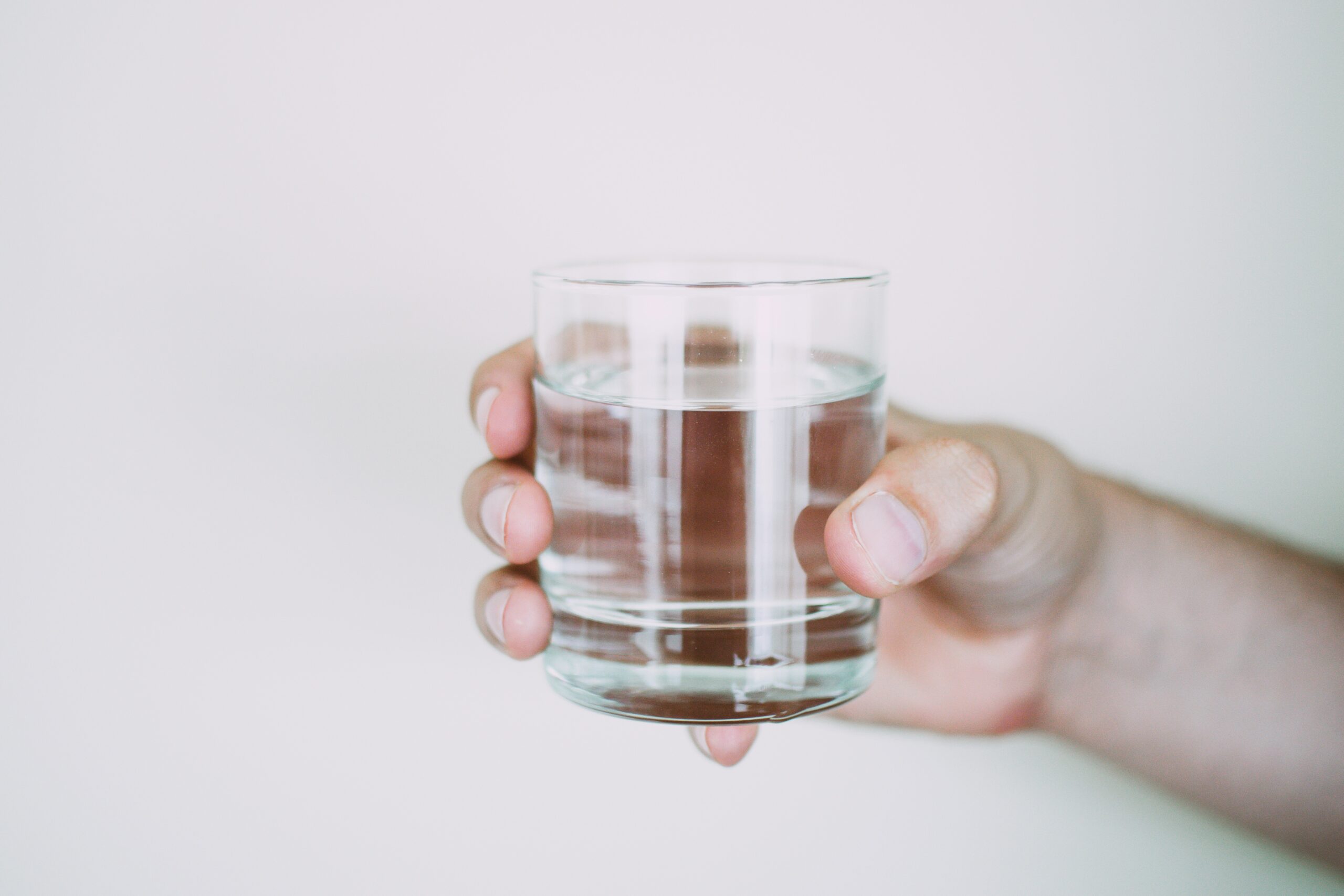 💧 Estudo revela que quem não bebe água suficiente pode morrer mais cedo; saiba o recomendado
