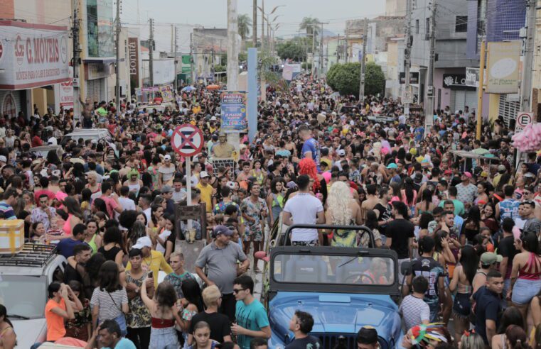 🎭 Imprensados, Virgens e Dindin de Cajá: blocos para todos os públicos desfilam em Cajazeiras