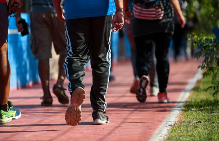 🚶🏿🚶🏼‍♀️ Estudo mostra que andar 2.337 passos é suficiente para diminuir a mortalidade
