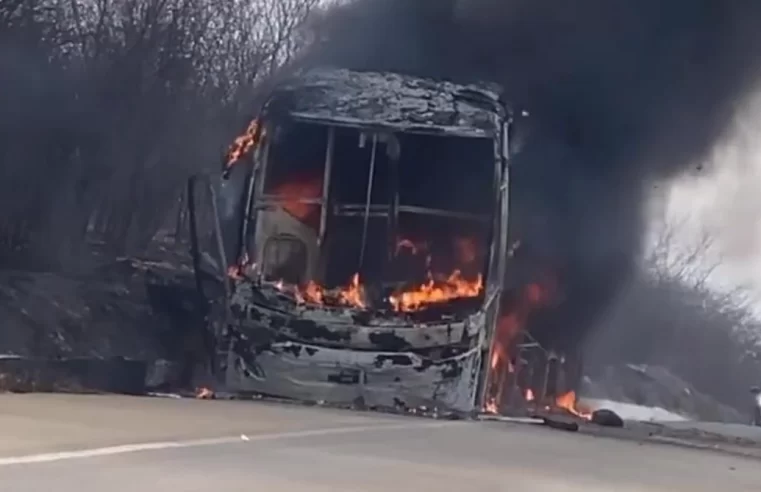 |🚒 VÍDEO: Ônibus que levava a banda de Matheus Fernandes pega fogo na BR-116, no Ceará