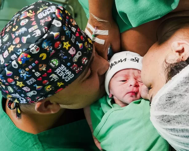 |👪 IMAGENS: Após nascimento do filho, João Gomes faz reflexão: ‘O cara mais feliz do mundo’