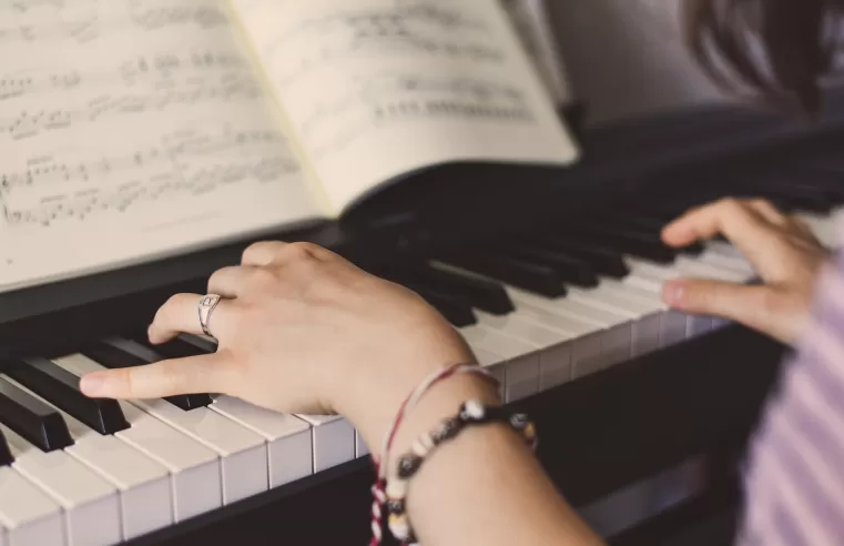 |🎼🧠 Aprender a tocar instrumentos musicais beneficia atividades cerebrais