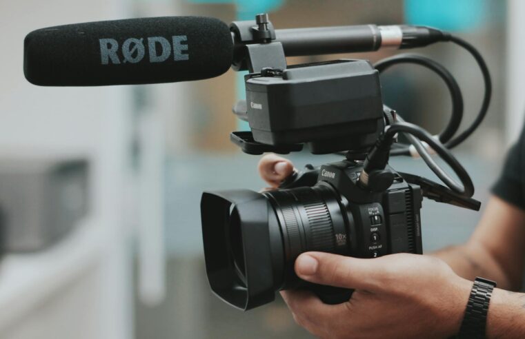 |🎥🎤 Violência contra jornalistas recua, mas contexto ainda é preocupante, alerta entidade