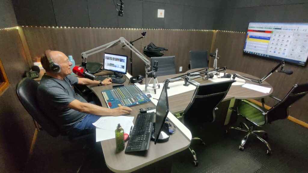 Severino Alves em apresentação do Programa Vale a Pena Ouvir de Novo.