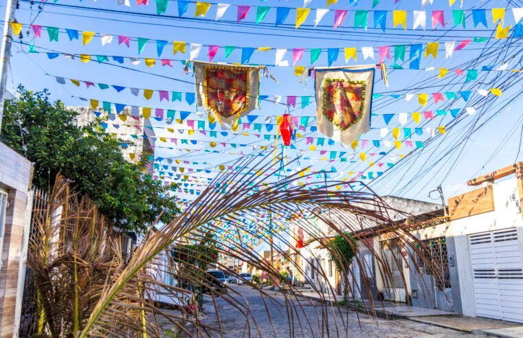 |🚩😍 Descubra como surgiram as bandeirolas que transformam ruas e praças durante o São João