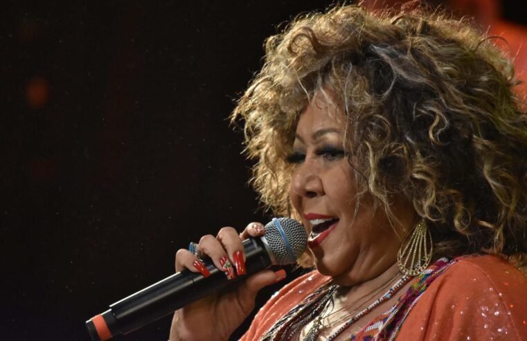 |🎞🎤 ‘Fica muito bem em uma mulher saber quem ela é’, afirma Alcione na abertura de exposição