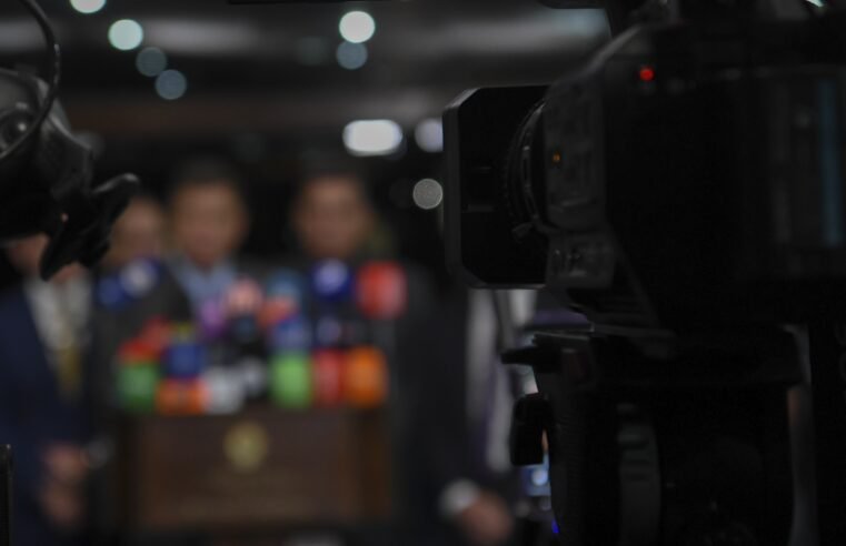 |📺🎤📻 Metade dos jornalistas sofre com insônia em meio a assédio e sobrecarga no trabalho